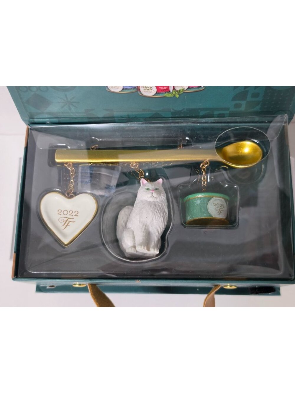 2022 Fancy Feast Feastivities Cat Ornament Gift Box Purina White Cat Decor
